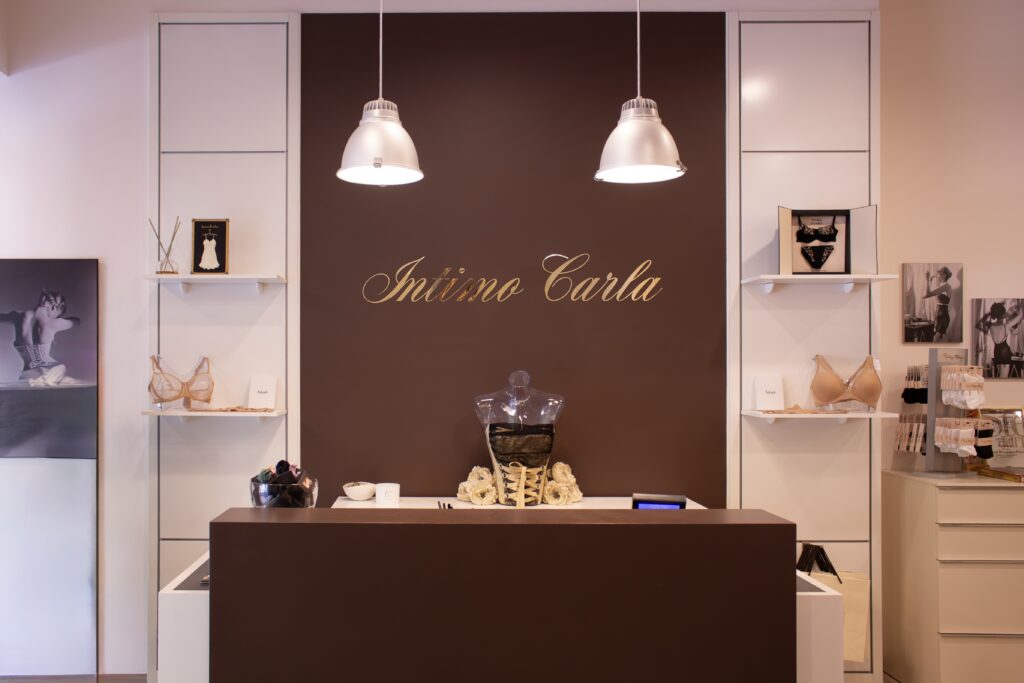Intimo Carla, Italie