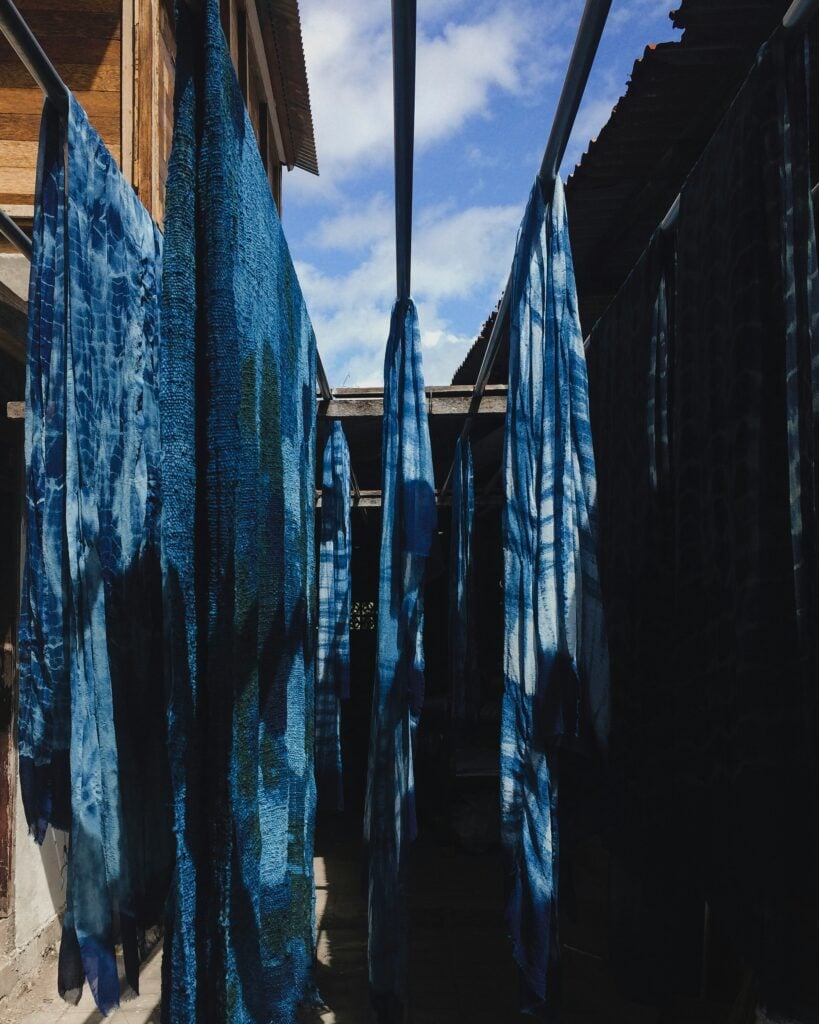 Du bleu, rien que du bleu – Là où naît la couleur